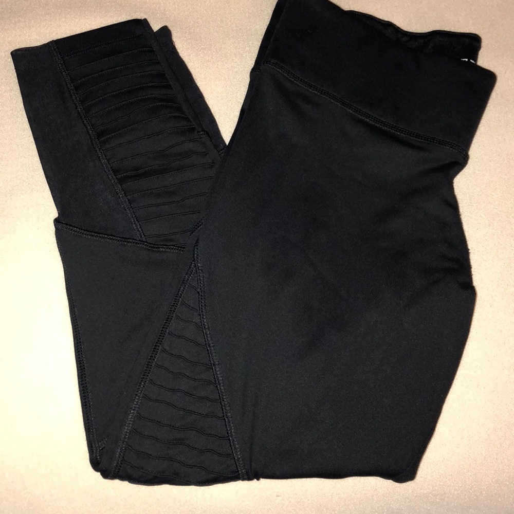 Victoria’s Secret Pink Ultimate crop leggings